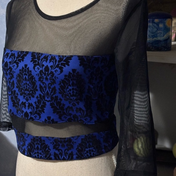 🛍Bundle sale🛍Sparkle & Fade Black and Blue Patterned Crop Top nwot - Picture 4 of 11